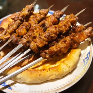 烤羊肉串——西域街头的烟火图腾